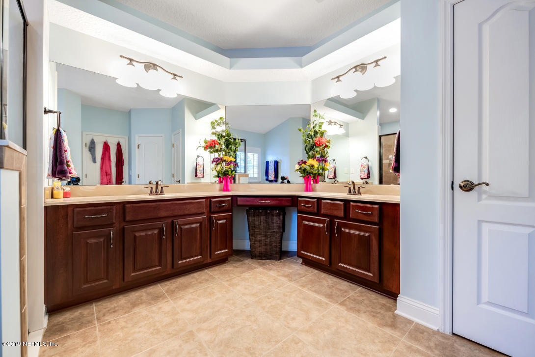 87465 Creekside Drive Yulee, FL 32097 - Photo 25 of 40 a large bathroom with a sink and a mirror