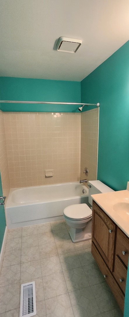 7306 West Mathews Drive Frankfort, IL 60423 - Photo 9 of 26 a bathroom with a sink a toilet and a bathtub