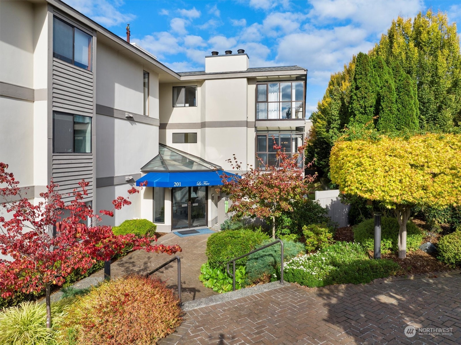 201 3rd Avenue North, Unit 102 Edmonds, WA 98020 - Photo 31 of 39 a front view of a house with a yard and fountain
