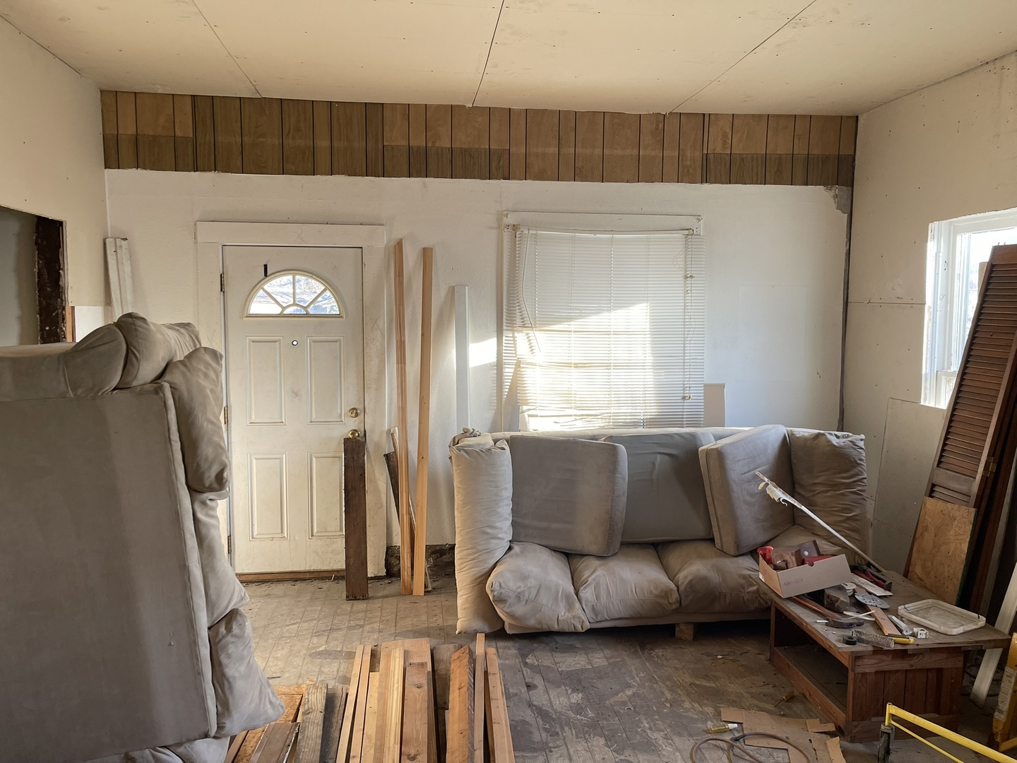 315 Butler Street Metropolis, IL 62960 - Photo 4 of 13 a living room with furniture and a window
