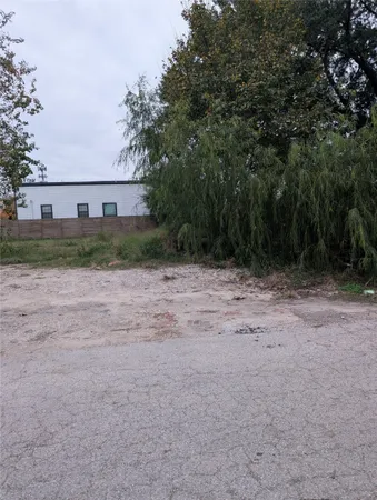 a view of a yard with an trees
