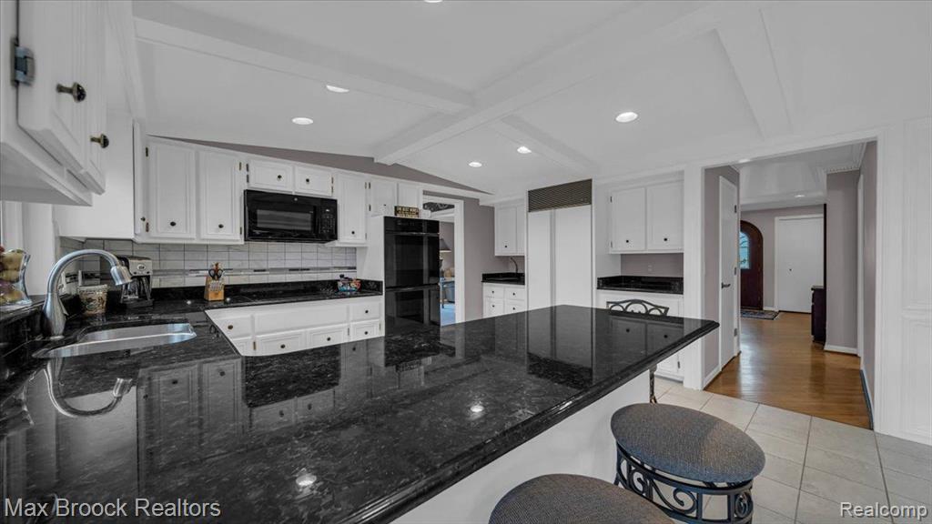404 Shellbourne Drive Rochester Hills, MI 48309 - Photo 16 of 52