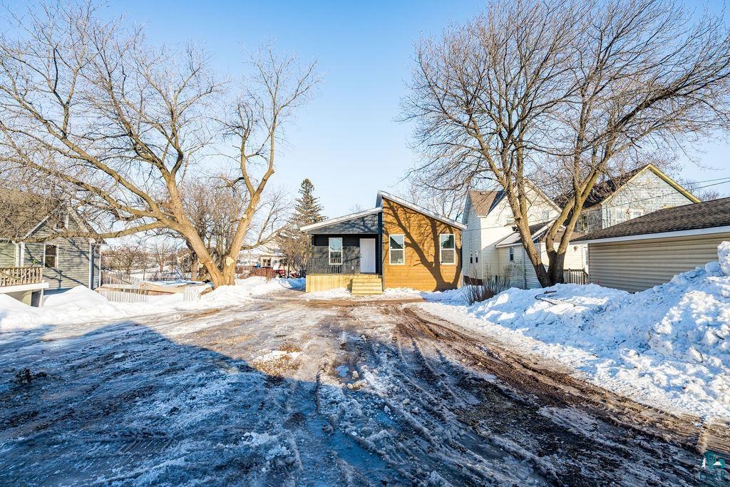 415 Cumming Avenue Superior, WI 54880 - Photo 24 of 26 Yard covered in snow featuring a residential view