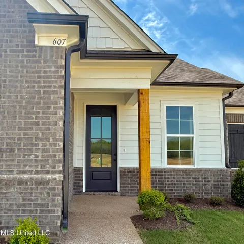 $362,900 | 607 Sunflower Street, Nesbit, MS 38651