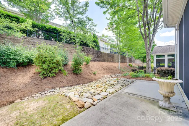 a view of a house with yard and porch