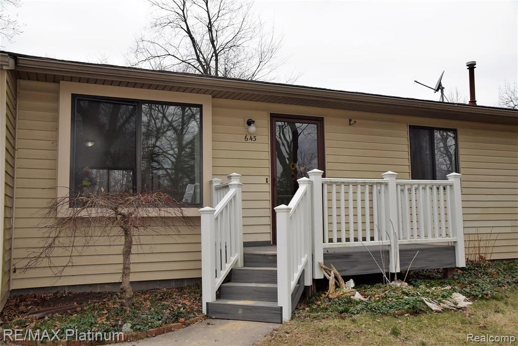 643 Six Mile Road Whitmore Lake, MI 48189 - Photo 2 of 22