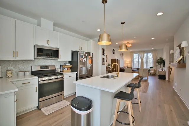 $499,900 | 30w024 Brayman Court, Aurora, IL 60502