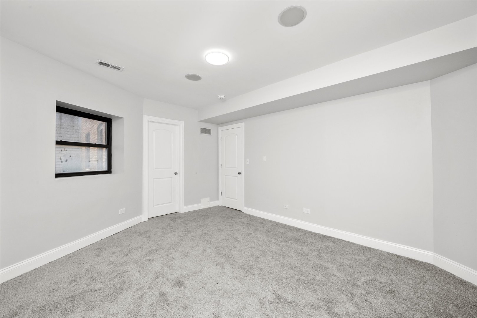 1363 East 64th Street, Unit 1 Chicago, IL 60637 - Photo 27 of 39 an empty room with windows