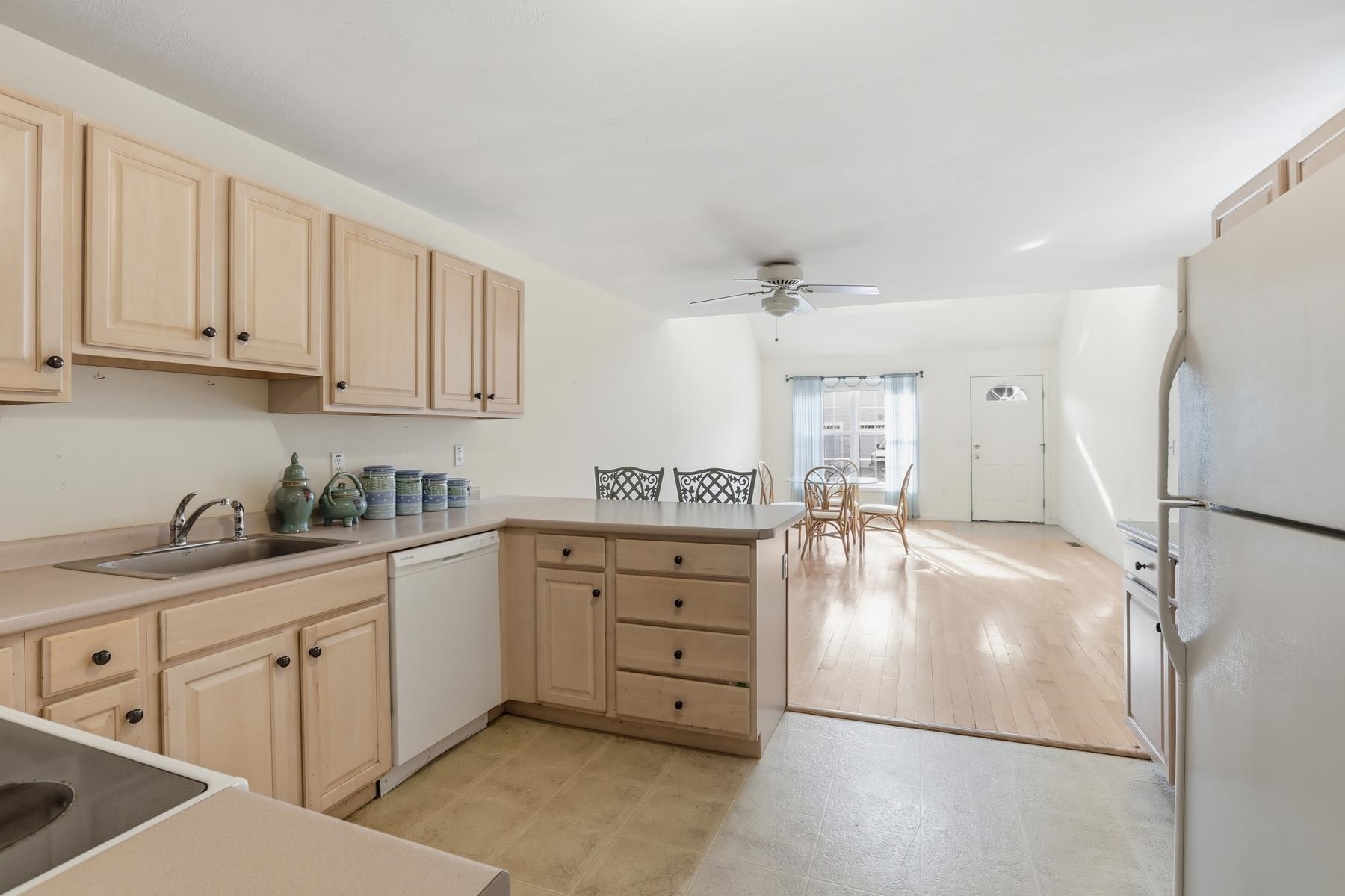 34 Pleasant Street Windham, NH 03087 - Photo 3 of 30