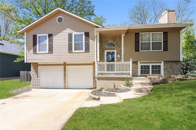 $1,900 | 522 Valle Drive, Belton, MO 64012