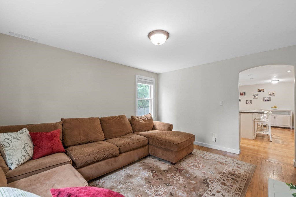 40 Pickwick Road Marblehead, MA 01945 - Photo 15 of 32 a living room with furniture and a couch