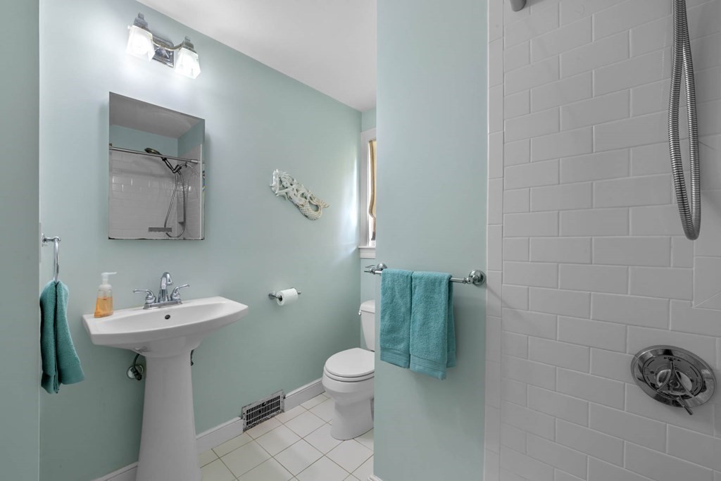 40 Pickwick Road Marblehead, MA 01945 - Photo 17 of 32 a bathroom with a sink toilet and a mirror