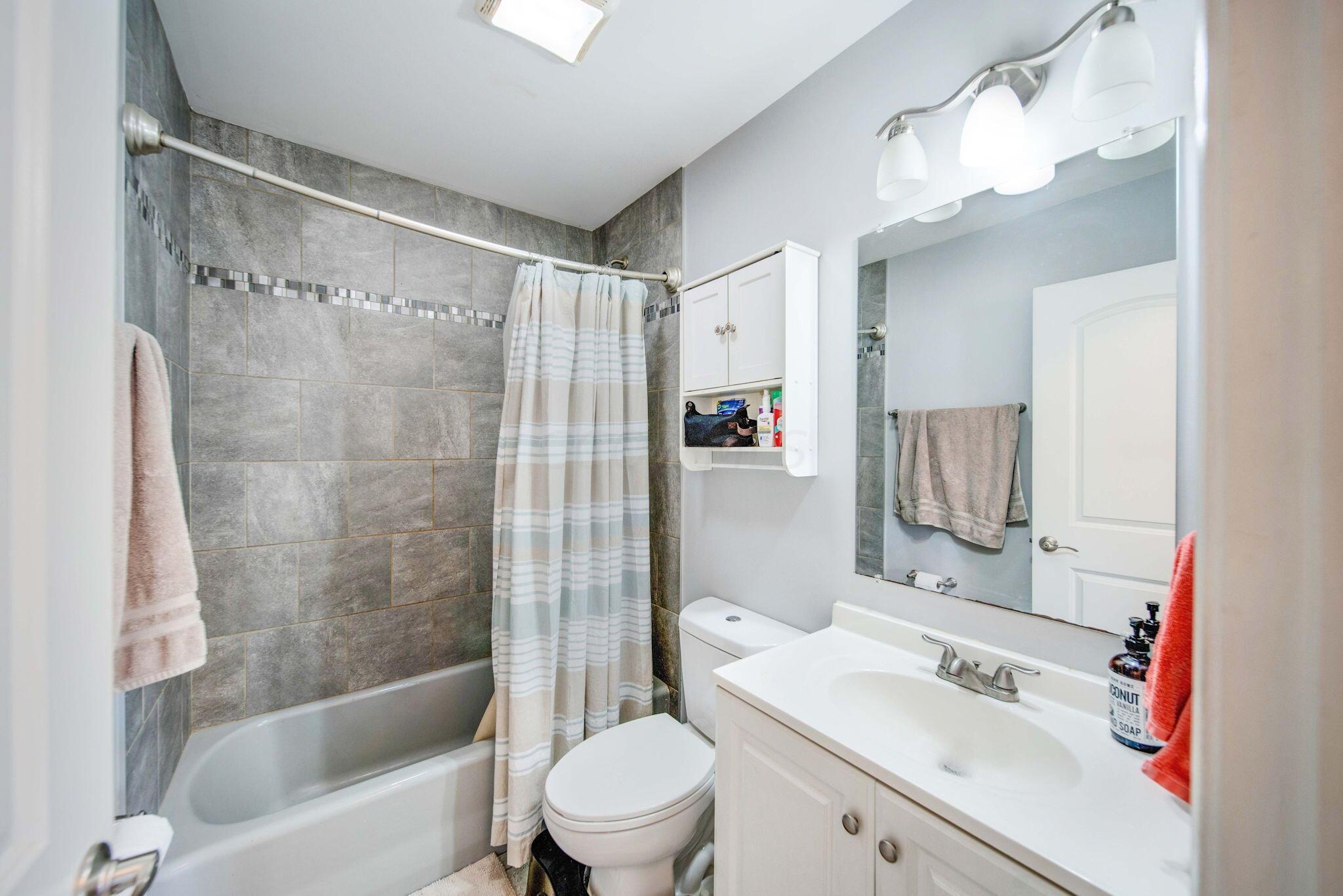 4791 Annhurst Road Columbus, OH 43228 - Photo 16 of 33 First floor bathroom