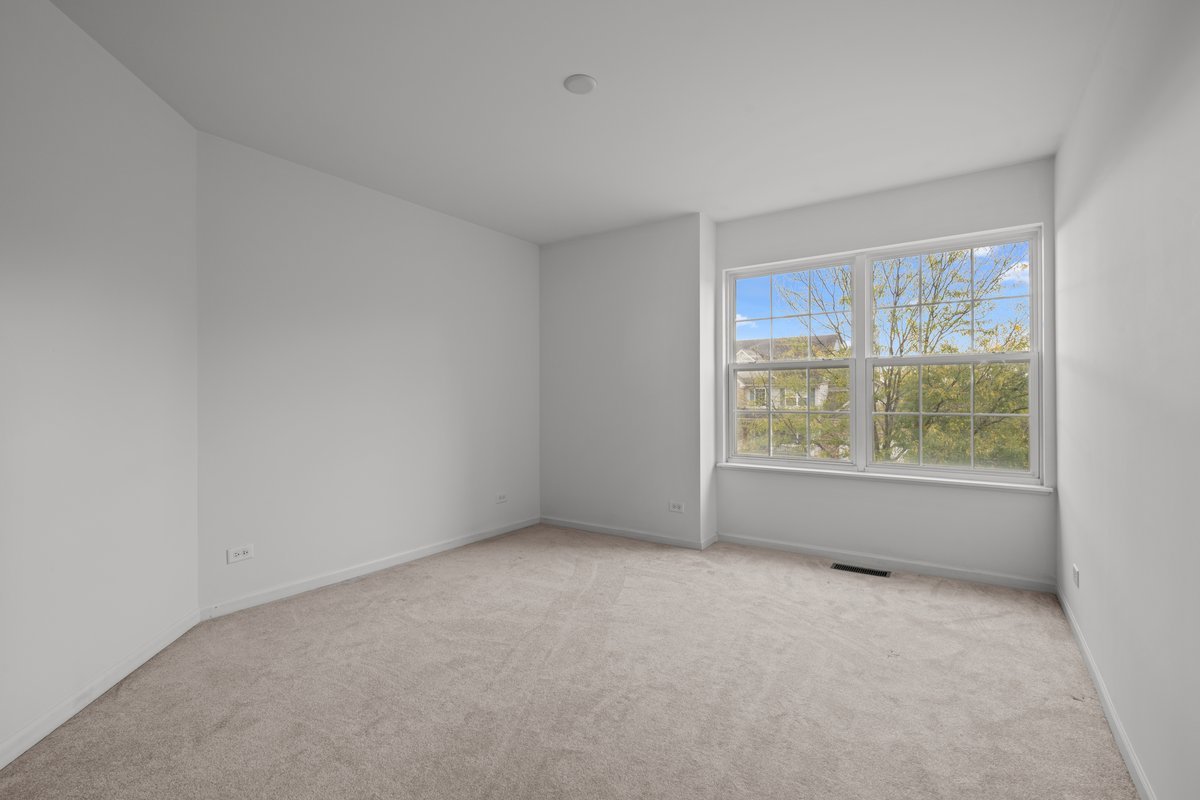 312 Monument Road Elgin, IL 60124 - Photo 23 of 44 an empty room with windows