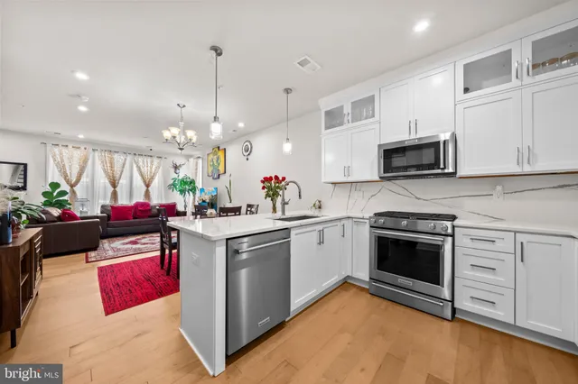 $899,000 | 7470 Backett Wood Terrace, Unit 301, McLean, VA 22102