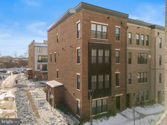 $899,000 | 7470 Backett Wood Terrace, Unit 301, McLean, VA 22102