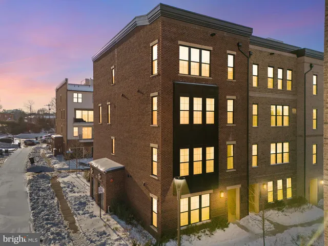 $899,000 | 7470 Backett Wood Terrace, Unit 301, McLean, VA 22102