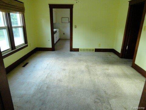 8505 Stephens Road Center Line, MI 48015 - Photo 4 of 17 large dining rm