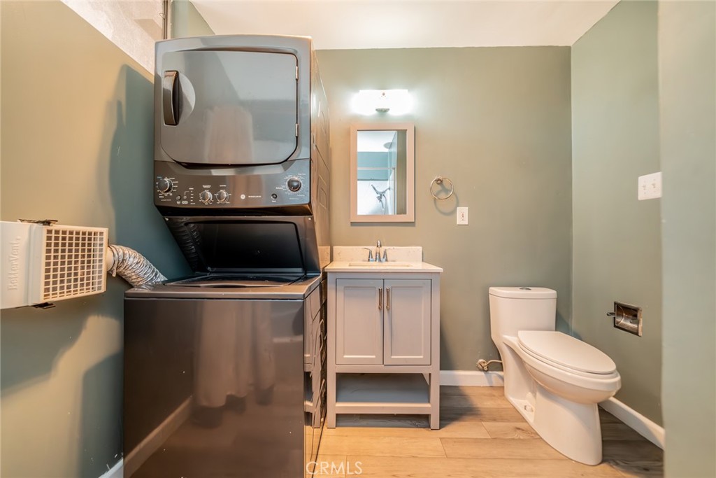 6979 Palm Court, Unit 319F Riverside, CA 92506 - Photo 28 of 44 a bathroom with a toilet a sink and mirror