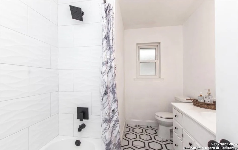 902 Concord Drive Temple, TX 76504 - Photo 15 of 24 a bathroom with a sink toilet and shower
