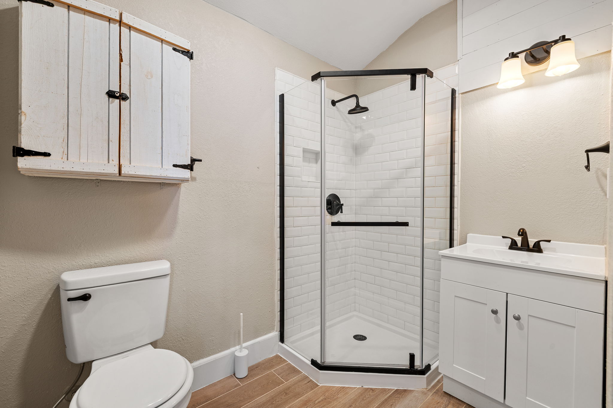 541 Hidden Oaks Drive Elgin, TX 78621 - Photo 28 of 40 Full Bathroom with vanity & shower