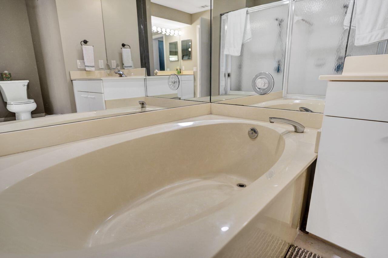 5465 Monterey Circle, Unit D Delray Beach, FL 33484 - Photo 46 of 67 Soaker Tub