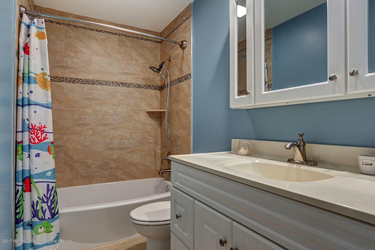 425 Dwight Road Middletown, NJ 07748 - Photo 20 of 29 Dwightfullbath2