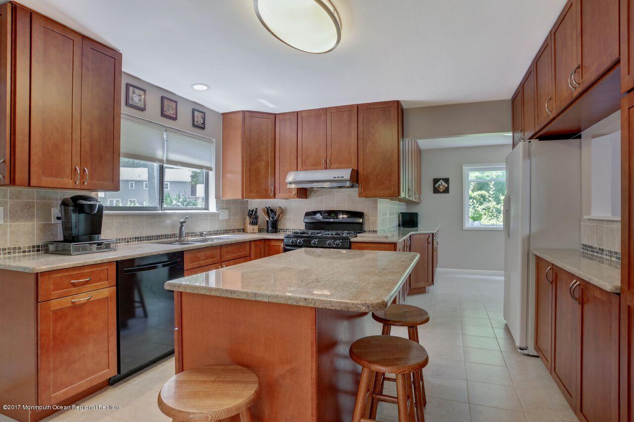 425 Dwight Road Middletown, NJ 07748 - Photo 2 of 29 Dwightkitchen