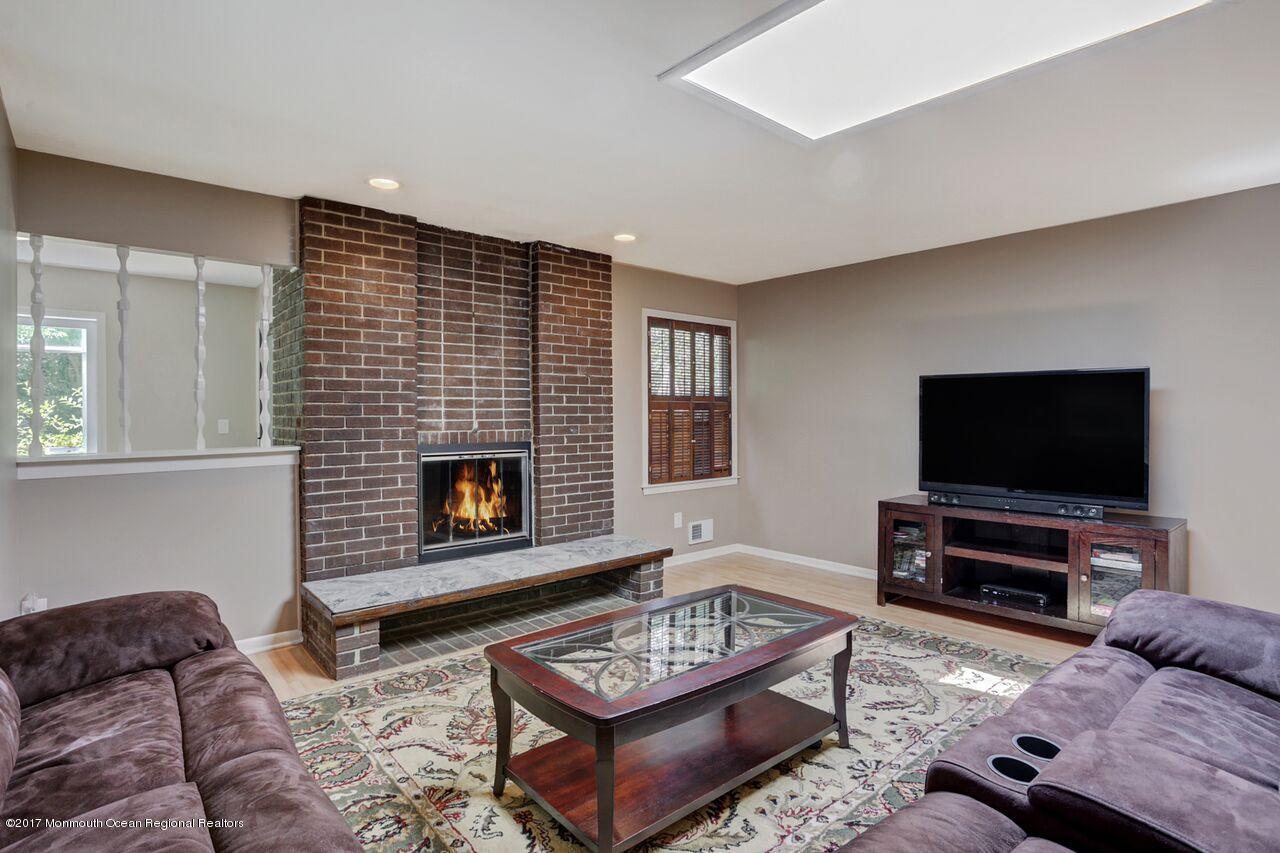 425 Dwight Road Middletown, NJ 07748 - Photo 3 of 29 Dwightfamilyroom