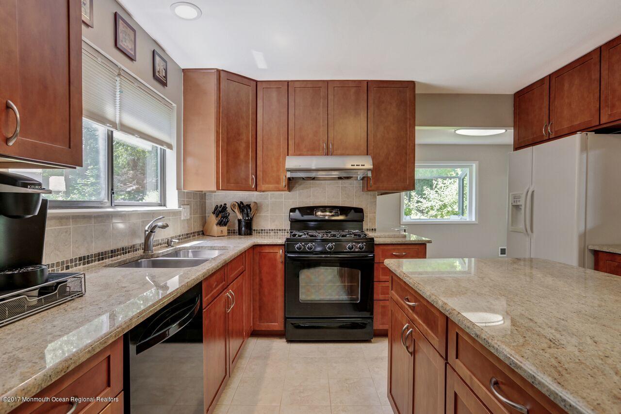 425 Dwight Road Middletown, NJ 07748 - Photo 7 of 29 Dwightkitchen3