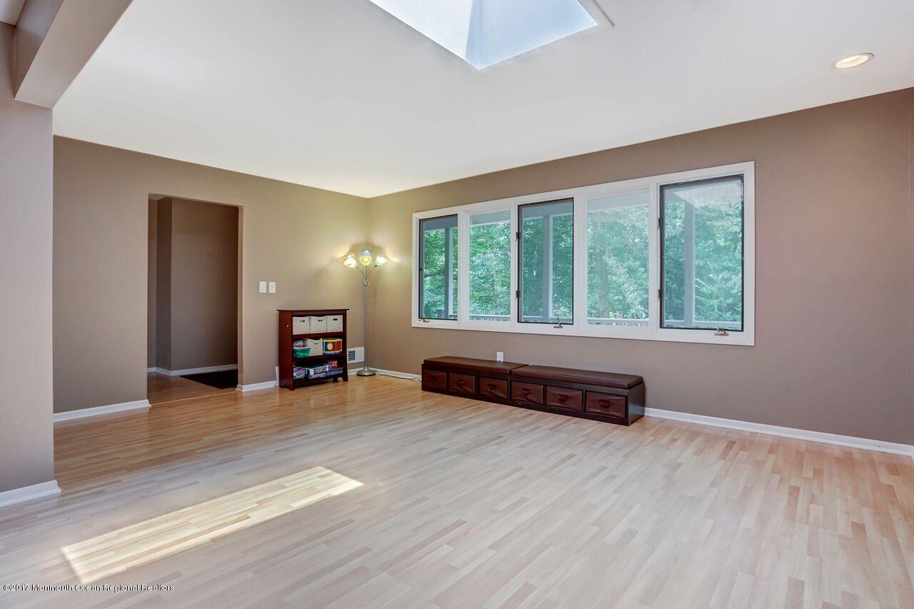 425 Dwight Road Middletown, NJ 07748 - Photo 8 of 29 Dwightlivingroom