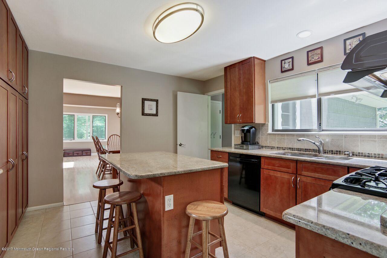 425 Dwight Road Middletown, NJ 07748 - Photo 9 of 29 Dwightkitchen4