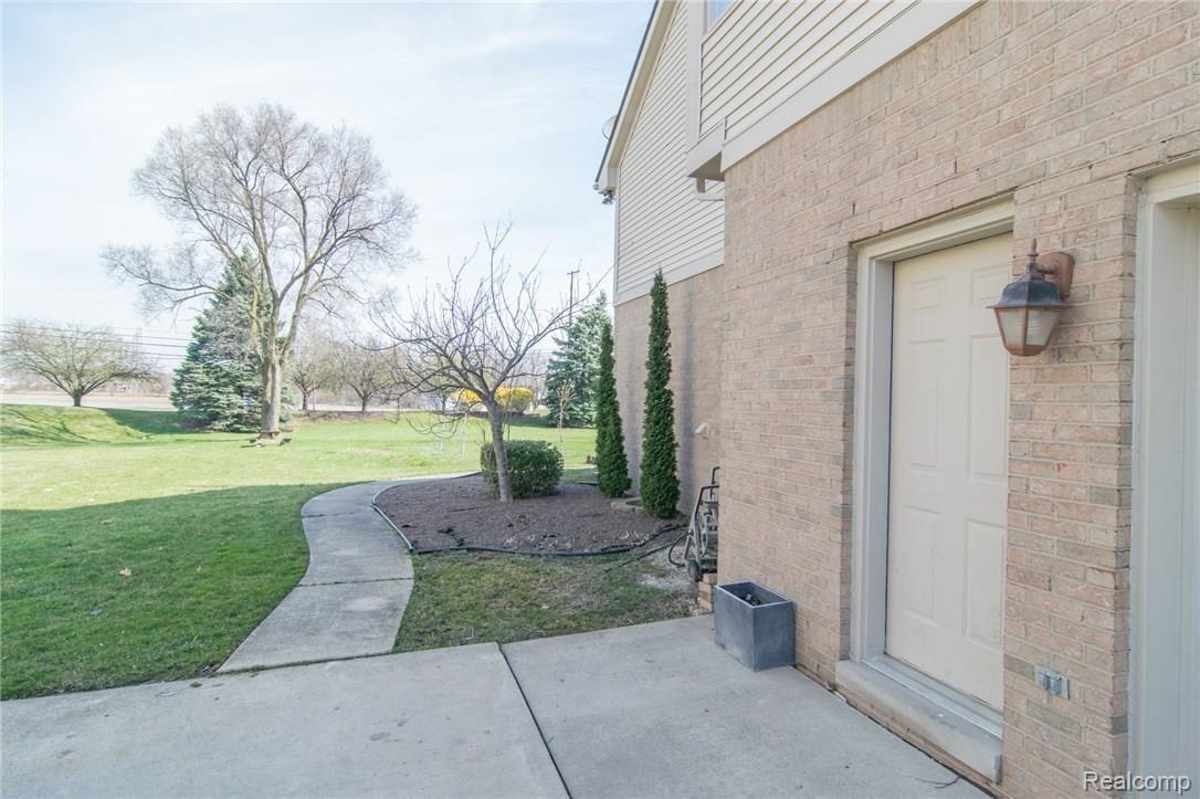 48006 Gladstone Road Canton, MI 48188 - Photo 65 of 66 DSC_0689.jpg