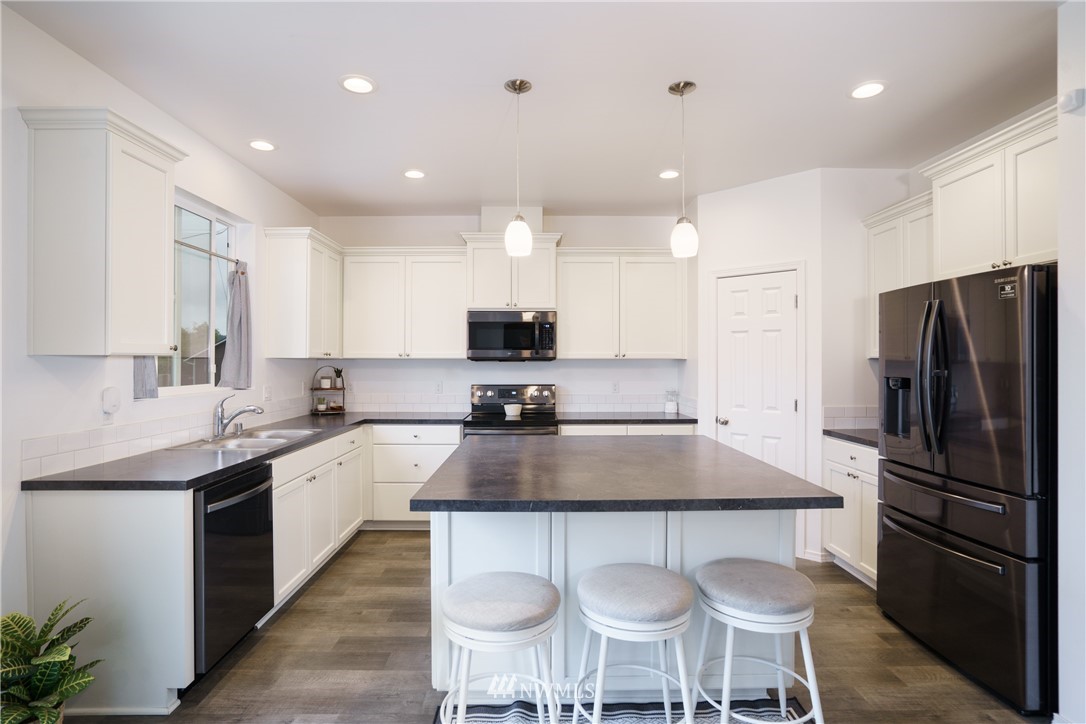 24300 Lee Road Mount Vernon, WA 98274 - Photo 12 of 39 Gallery Image 12