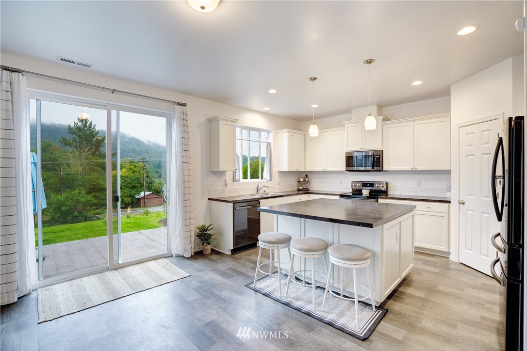 24300 Lee Road Mount Vernon, WA 98274 - Photo 6 of 39 Gallery Image 6
