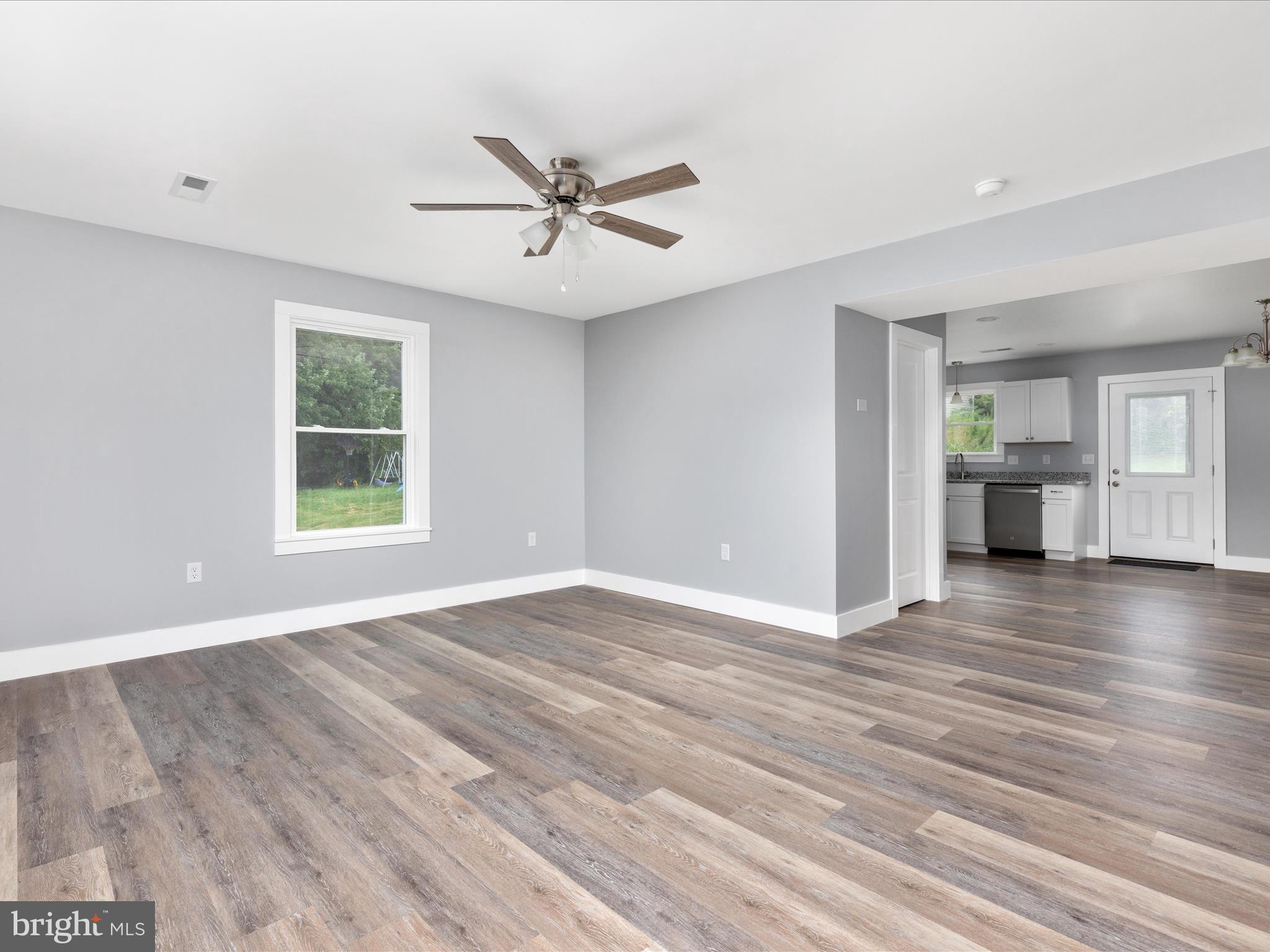 178 Bank Street Mount Jackson, VA 22842 - Photo 7 of 22 Living Room
