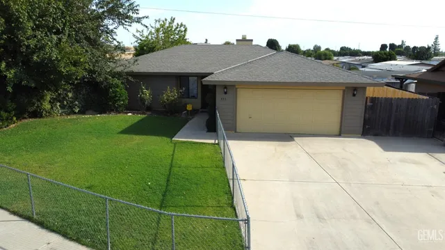a view of a house with backyard