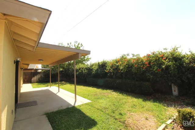 a view of a backyard