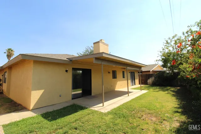 a view of a house with a backyard