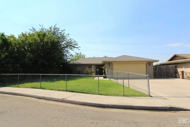 a view of a tennis court