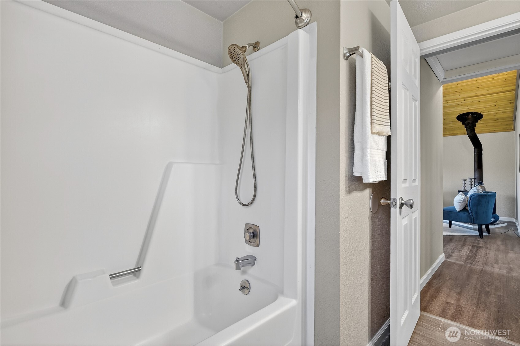 2422 McGregor Road Southeast Port Orchard, WA 98366 - Photo 30 of 32 a bathroom with a bath tub