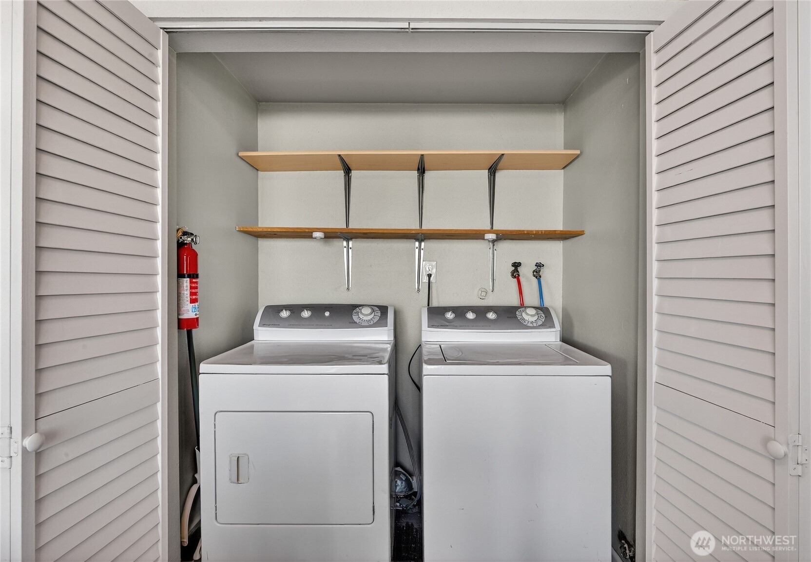 2422 McGregor Road Southeast Port Orchard, WA 98366 - Photo 7 of 32 a utility room with dryer and washer