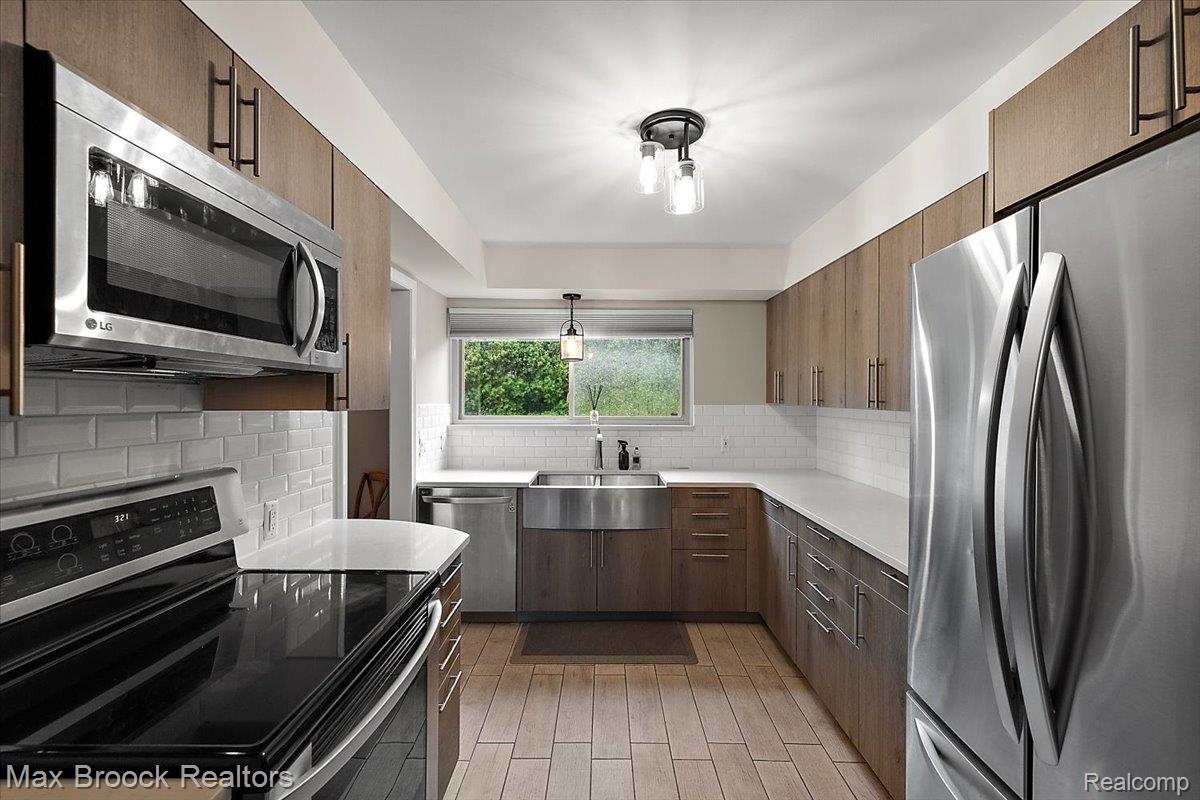 4041 West Maple Road, Unit 101 Bloomfield Hills, MI 48301 - Photo 7 of 20 Kitchen