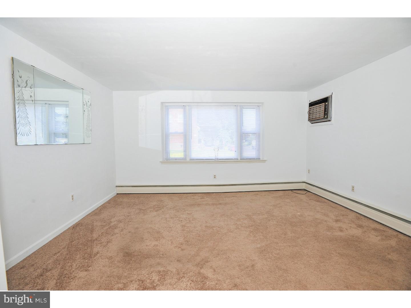 7531 Dungan Road Philadelphia, PA 19111 - Photo 3 of 25 Living Room