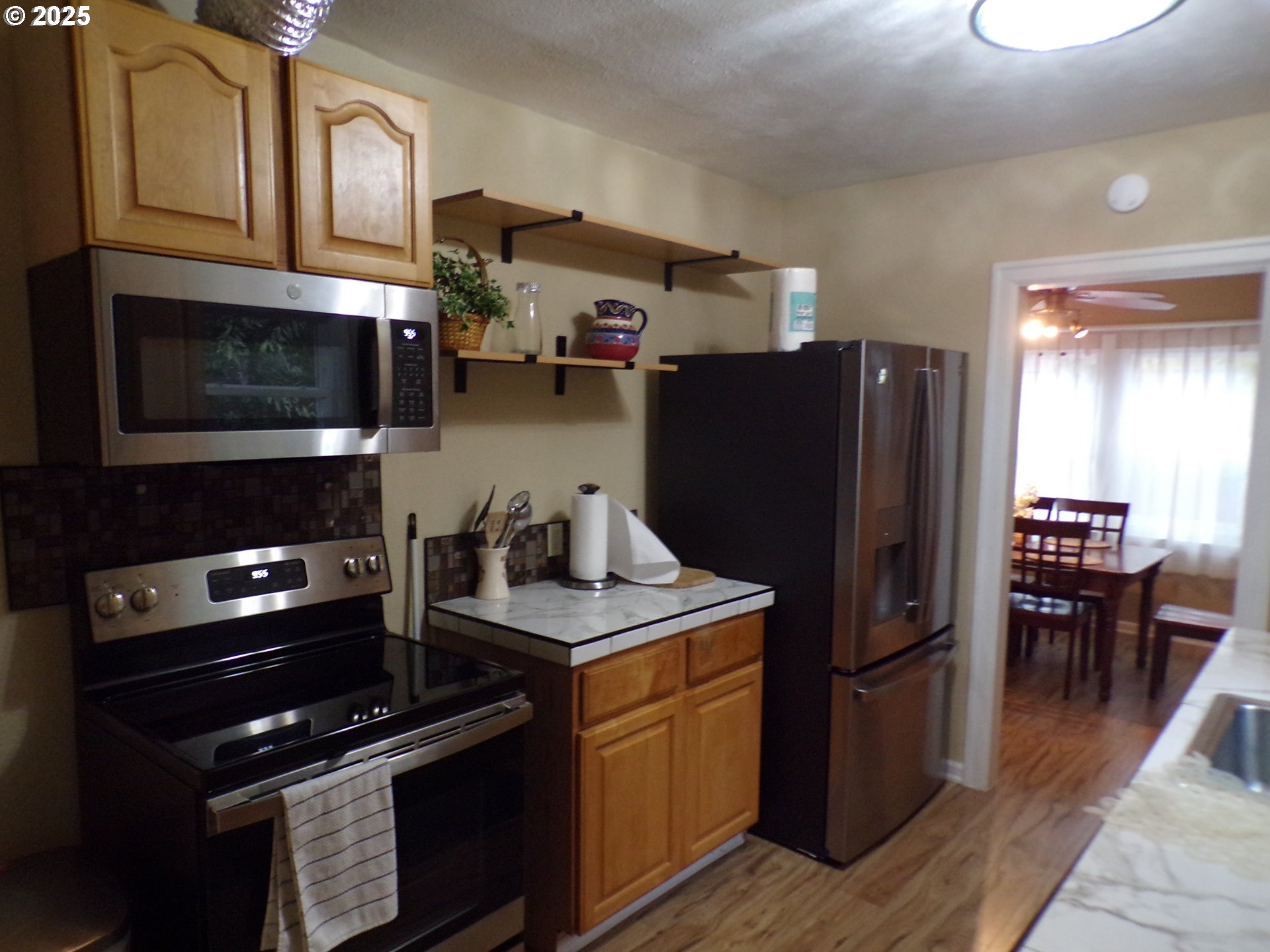 960 Shipping Street Northeast Salem, OR 97301 - Photo 7 of 29 a kitchen with a refrigerator stove and microwave