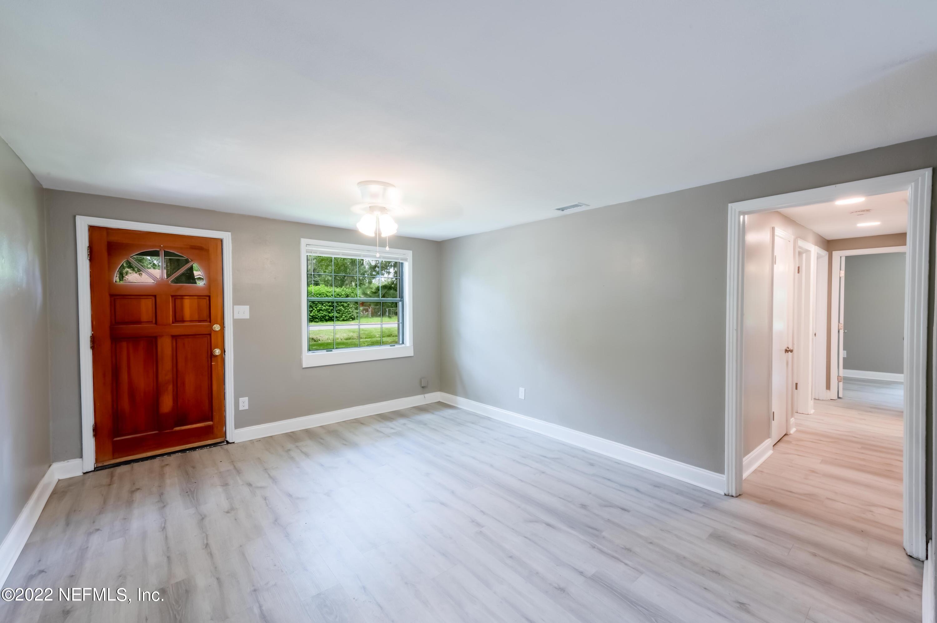 7832 Newton Road Jacksonville, FL 32216 - Photo 13 of 29 2022_09_01 7832 Newton Rd-037-living ro