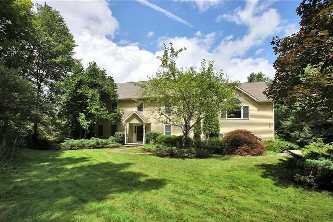 a view of a house with backyard and garden