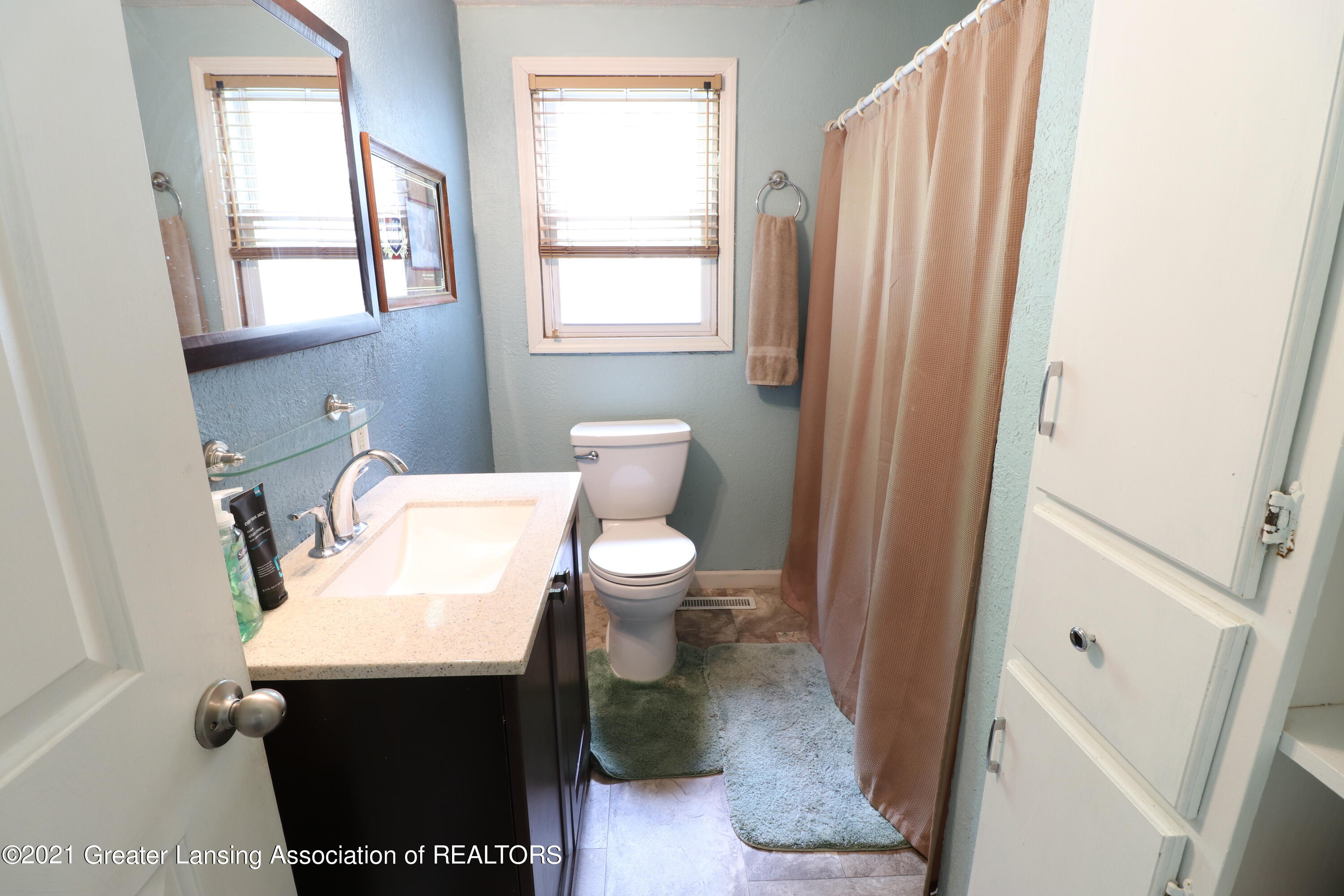941 Riverside Drive Portland, MI 48875 - Photo 12 of 20 Main floor bath