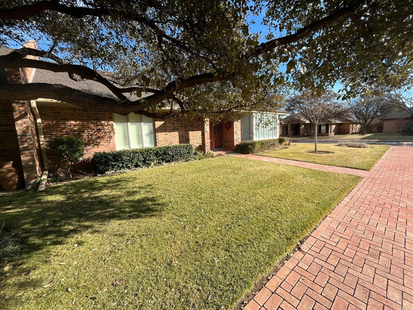8 Westridge Square Plainview, TX 79072 - Photo 7 of 41 a front view of house with yard and green space