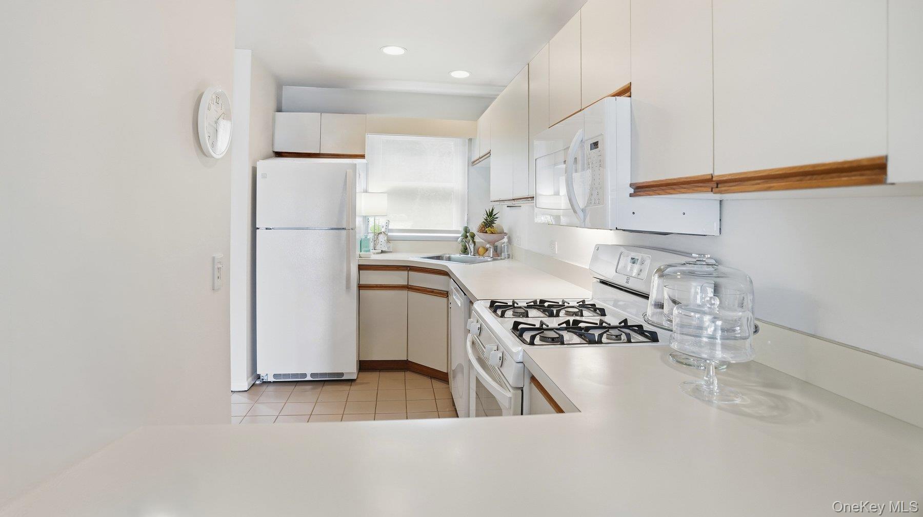 49 Canoe Place Road, Unit 416 Hampton Bays, NY 11946 - Photo 18 of 30